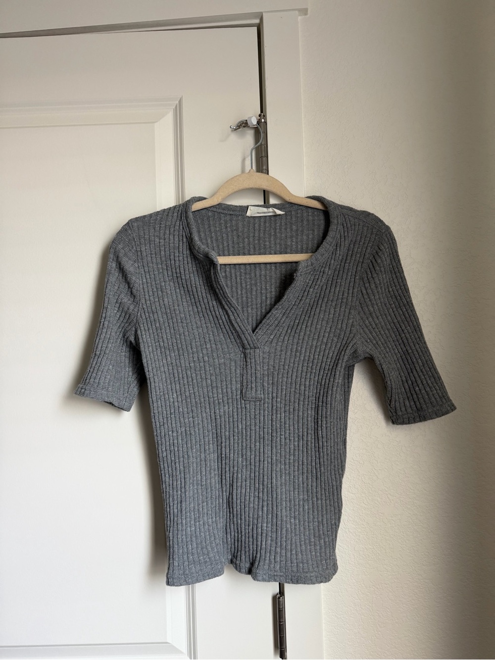 Everlane Light Gray Ribbed V-Neck Knit Top